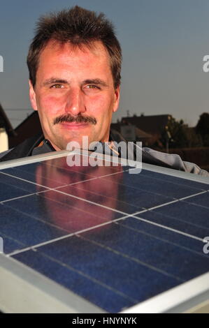 Frankfurt, Deutschland - installieren 9. März 2010 - männlichen solar Arbeitnehmer Sonnenkollektoren auf home Stockfoto