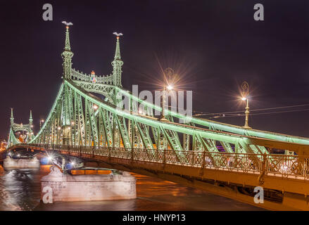 Nachtansicht der Freiheitsbrücke oder Freiheit Brücke in Budapest, Ungarn, verbindet Buda und Pest über die Donau. Stockfoto