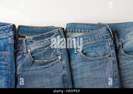 Jeans-Rahmen mit weißen Hintergrund isoliert. RAW Jeans isoliert auf weißem Hintergrund Stockfoto
