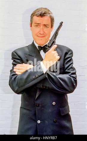 Schauspieler und Komiker Griff Rhys-Jones stellt sich als James Bond in seinem Londoner Haus Stockfoto