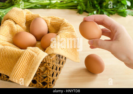 Hand, alles In einen Korb legen Stockfoto