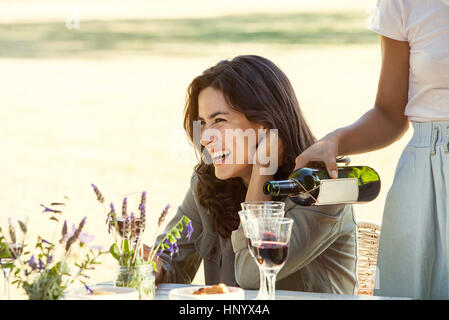 Frau, die Mahlzeit mit Freund im Freien genießen Stockfoto