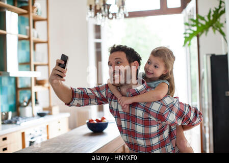 Vater und Tochter posiert für selfie Stockfoto