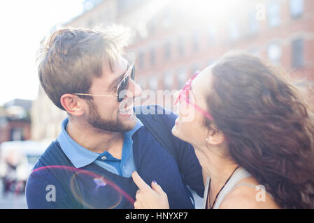 Paar lachen zusammen im freien Stockfoto