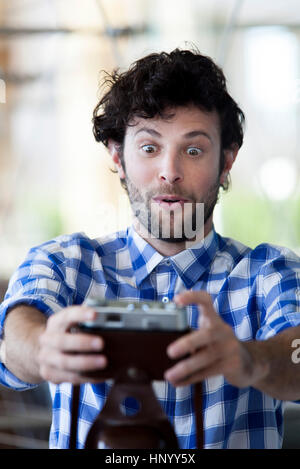 Mann, der ein lustiges Gesicht während der Einnahme ein Selbstporträt Stockfoto
