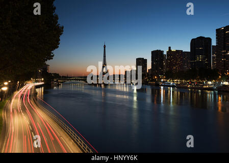 Lichtspuren an einer Straße entlang der Seine in der Dämmerung, Paris, Frankreich Stockfoto