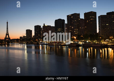 Frankreich, Paris, Gebäude entlang der Seine in der Dämmerung Stockfoto