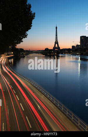 Frankreich, Paris, leichte Wanderwege entlang der Seine in der Dämmerung Stockfoto