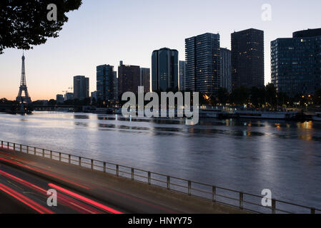 Hochhäuser entlang der Seine in Paris, Frankreich Stockfoto