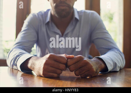 Geschäftsmann, ballte die Fäuste in schwierigen Verhandlungen Stockfoto