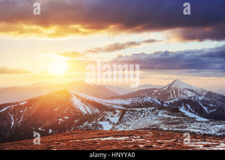 Bunter Frühling Sonnenuntergang über die Bergketten im nationalen Stockfoto