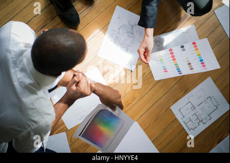 Paar diskutieren Blaupausen und Farbmuster Stockfoto