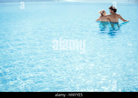 Paar gemeinsam entspannen im Pool, Rückansicht Stockfoto