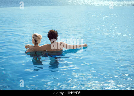 Paar gemeinsam entspannen, im Wasser, Rückansicht Stockfoto