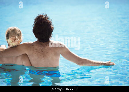 Paar gemeinsam entspannen im Pool, Rückansicht Stockfoto