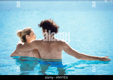 Paar gemeinsam entspannen im Pool, Rückansicht Stockfoto