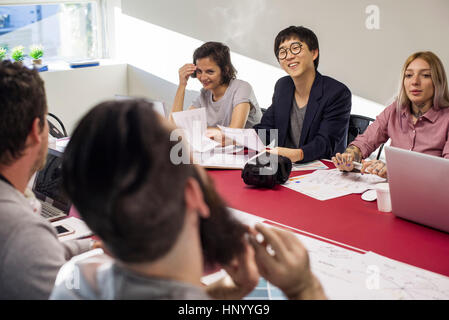 Kollegen, die Zusammenarbeit während der Sitzung Stockfoto