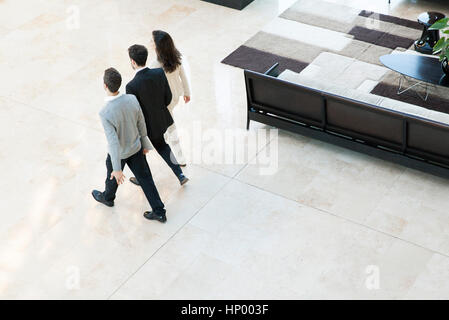 Geschäftspartnern zusammen im Büro Lobby gehen Stockfoto