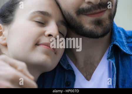 Junge Frau Kopf auf Freundes Schulter ruht Stockfoto
