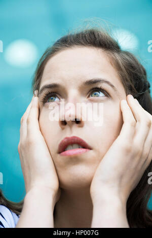 Frau, die sich in Gedanken, Porträt Stockfoto