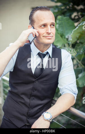 Geschäftsmann mit Handy im freien Stockfoto