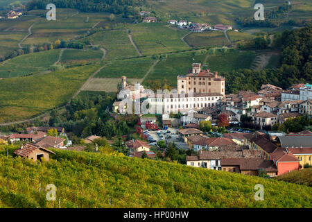 Blick über Stadt Barolo in der Langhe Region Piemont, Italien Stockfoto