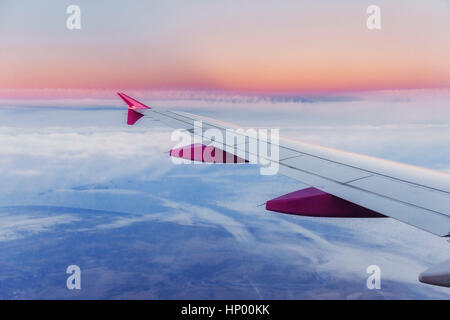 Tragflächen und einen Blick auf Cumulus-Wolken Stockfoto