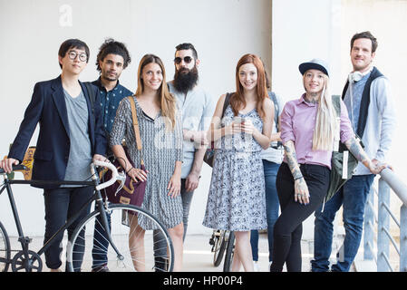 Gruppe von Hipster zusammenstehen im freien Stockfoto