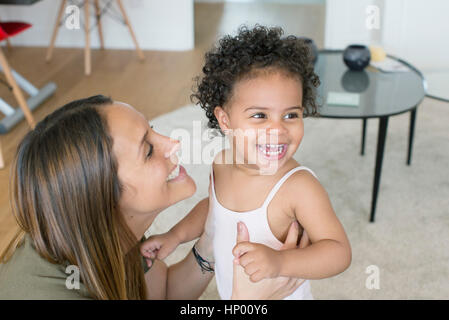 Mutter mit Kleinkind Tochter Stockfoto