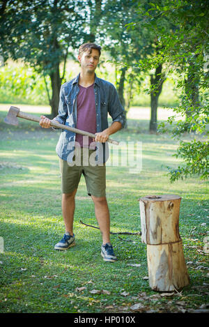 Mann bereitet sich hacken Holz, Porträt Stockfoto