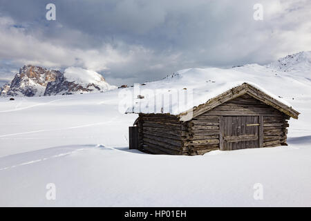 holz-chalet. Alpe si Siusi Bergplateau in der Wintersaison. Die Grödner Alpen. Trentino Alto Adige. Italienische Alpen, Europa. Stockfoto