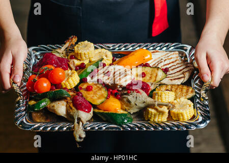 Weihnachten gebratene Ente auf einem Tablett serviert. Stockfoto