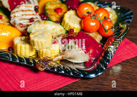 Weihnachten gebratene Ente auf einem Tablett serviert. Close-up. Stockfoto