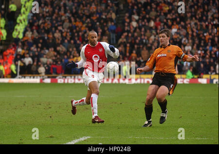 Thierry Henry und Paul Butler Wolverhampton Wanderers V Arsenal 2004 Stockfoto