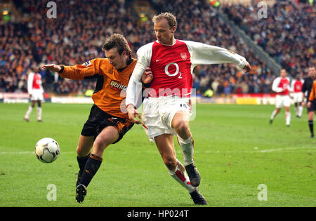 Lee Naylor und Dennis Bergkamp Wolverhampton Wanderers V Arsenal 2004 Stockfoto