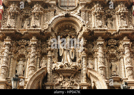 Lima - Hauptstadt von Peru. Stadtbild - Plaza de Armas - wichtigsten Squer in der Stadt - Architektur Detail. Das Bild zeigt die Iglesia de San Agustin Stockfoto