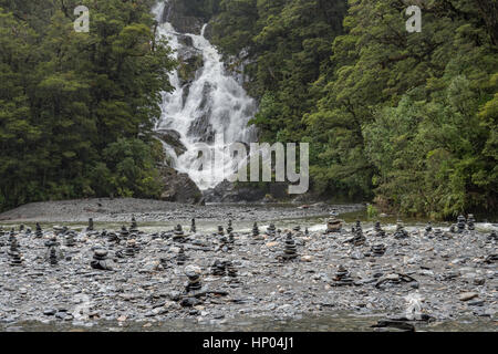 Fantail Stürze und Kiesel Stapel abseits der Haast Highway, Mount Aspiring Nationalpark, Südinsel, Neuseeland Stockfoto