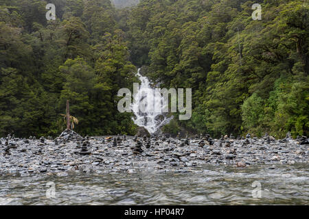 Fantail Stürze und Kiesel Stapel abseits der Haast Highway, Mount Aspiring Nationalpark, Südinsel, Neuseeland Stockfoto