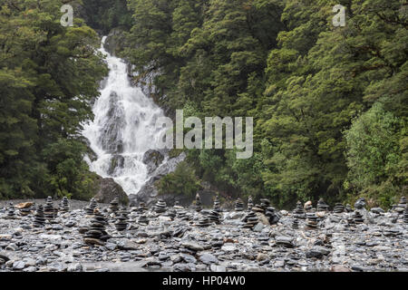 Fantail Stürze und Kiesel Stapel abseits der Haast Highway, Mount Aspiring Nationalpark, Südinsel, Neuseeland Stockfoto