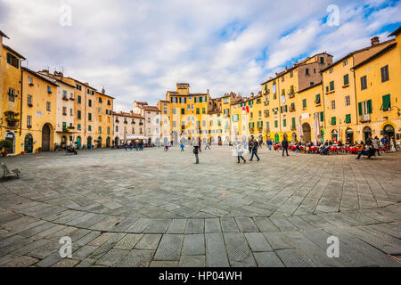 Piazza dell'Anfiteatro, Lucca, Italien Stockfoto