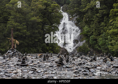 Fantail Stürze und Kiesel Stapel abseits der Haast Highway, Mount Aspiring Nationalpark, Südinsel, Neuseeland Stockfoto