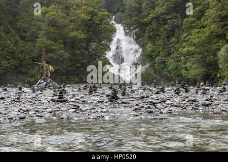 Fantail Stürze und Kiesel Stapel abseits der Haast Highway, Mount Aspiring Nationalpark, Südinsel, Neuseeland Stockfoto