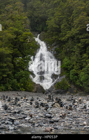 Fantail Stürze und Kiesel Stapel abseits der Haast Highway, Mount Aspiring Nationalpark, Südinsel, Neuseeland Stockfoto