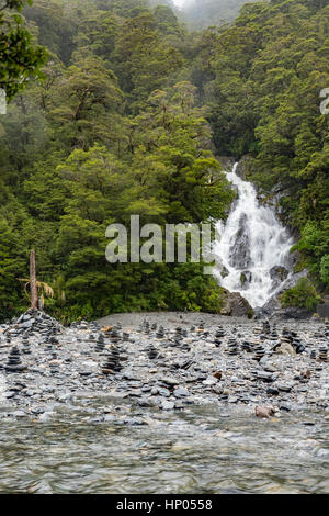 Fantail Stürze und Kiesel Stapel abseits der Haast Highway, Mount Aspiring Nationalpark, Südinsel, Neuseeland Stockfoto