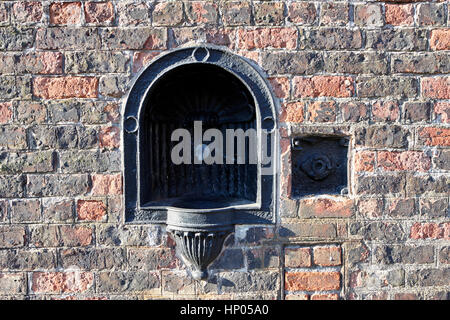 alten Gusseisen-Wasser-Brunnen in den Wänden von Liverpool docks Dockland uk Stockfoto