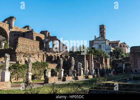 Rom, Italien - 30. Dezember 2016: Blick auf die römischen Ruinen des Palatin mit Touristen, die das Denkmal in Rom, Italien Stockfoto