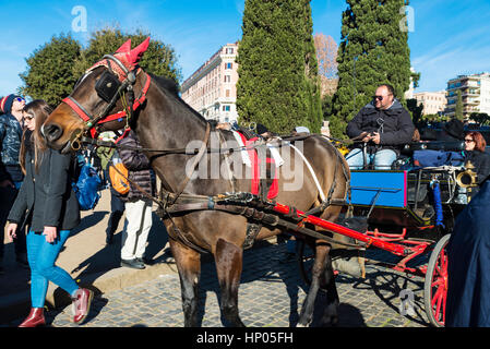 Rom, Italien - 31. Dezember 2016: Pferdekutsche für Touristen auf einer Straße in der römischen Stadt Stockfoto