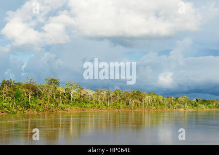 Peru, peruanische Amazonas-Landschaft. Das Foto präsentieren Reflexionen des Flusses Maranon Stockfoto