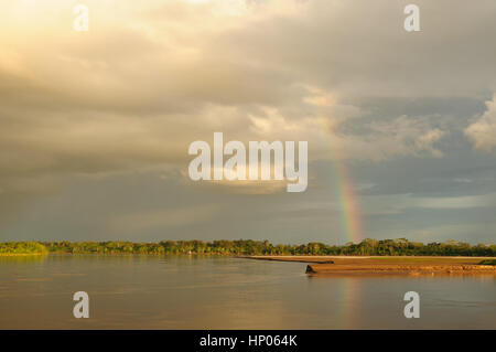 Peru, peruanische Amazonas-Landschaft. Das Foto präsentieren Regenbogen Maranon Fluss Stockfoto