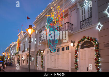 WEIHNACHTEN NEON DEKORATIONEN CASA ALCALDIA DE PONCE INNENSTADT PONCE PUERTO RICO Stockfoto